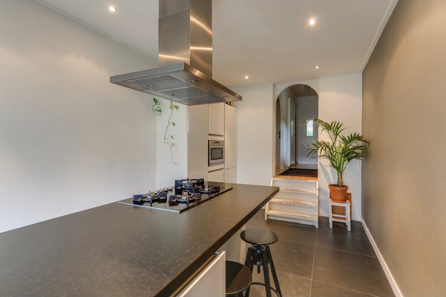 Moderne witte keuken met schiereiland, Ophalen, Gebruikt, Wit, Overige typen