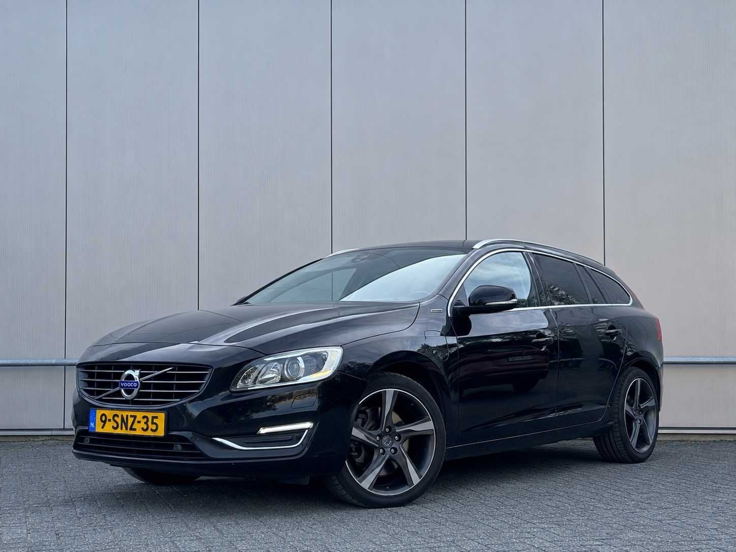 Volvo - 2013 - V60 - 2.4 D6 AWD Pl.i Sum. - Personenauto, Overige brandstoffen, Origineel Nederlands, 212 €/maand, Te koop