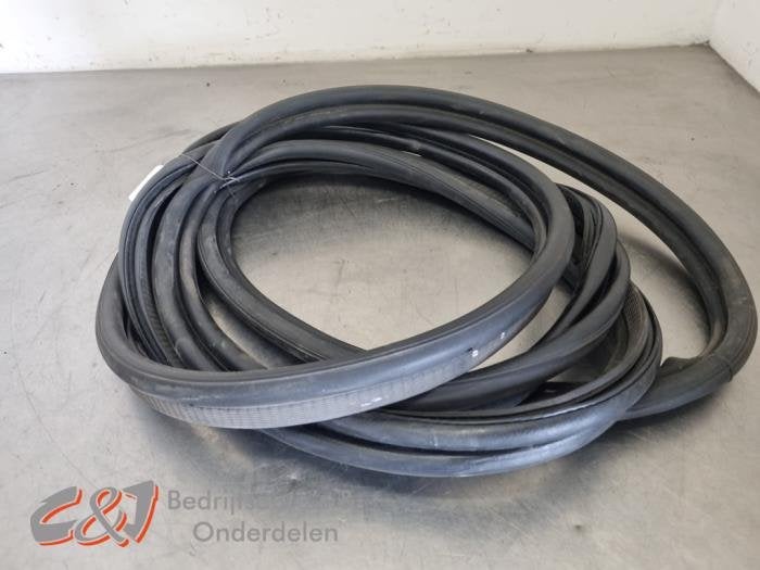 Portierrubber 4Deurs links-achter van een Peugeot Partner, Gebruikt, -, -, Ophalen of Verzenden