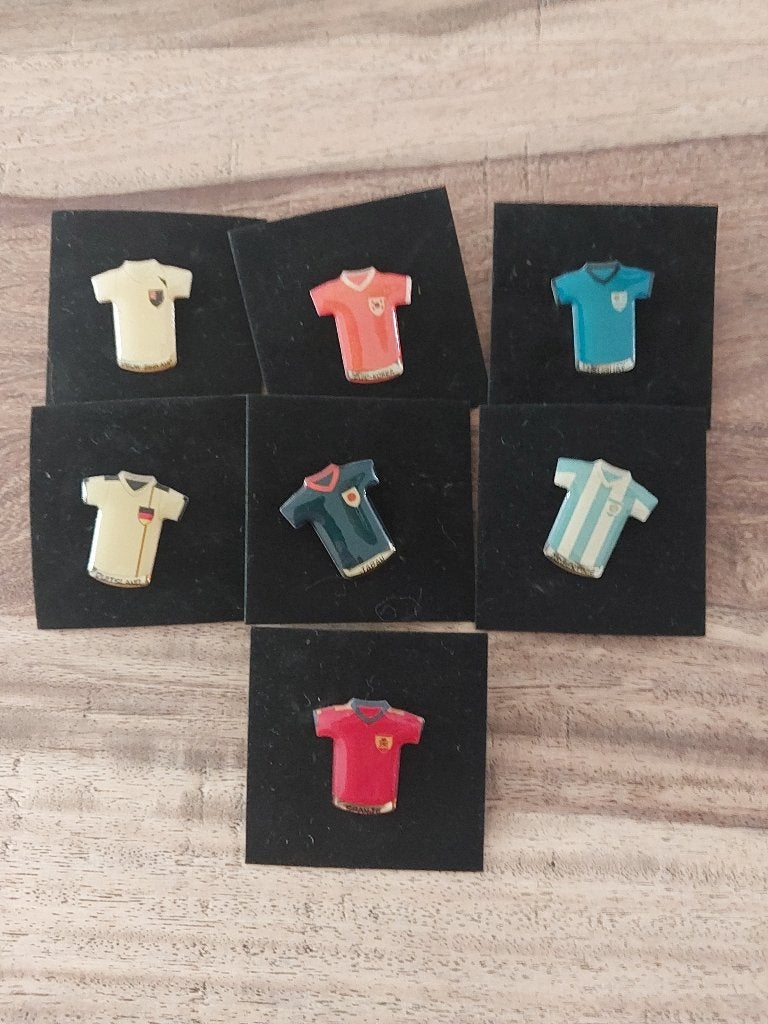 Voetbal pins 7 verschillende landen, Verzenden, Nieuw, Sport, Speldje of Pin