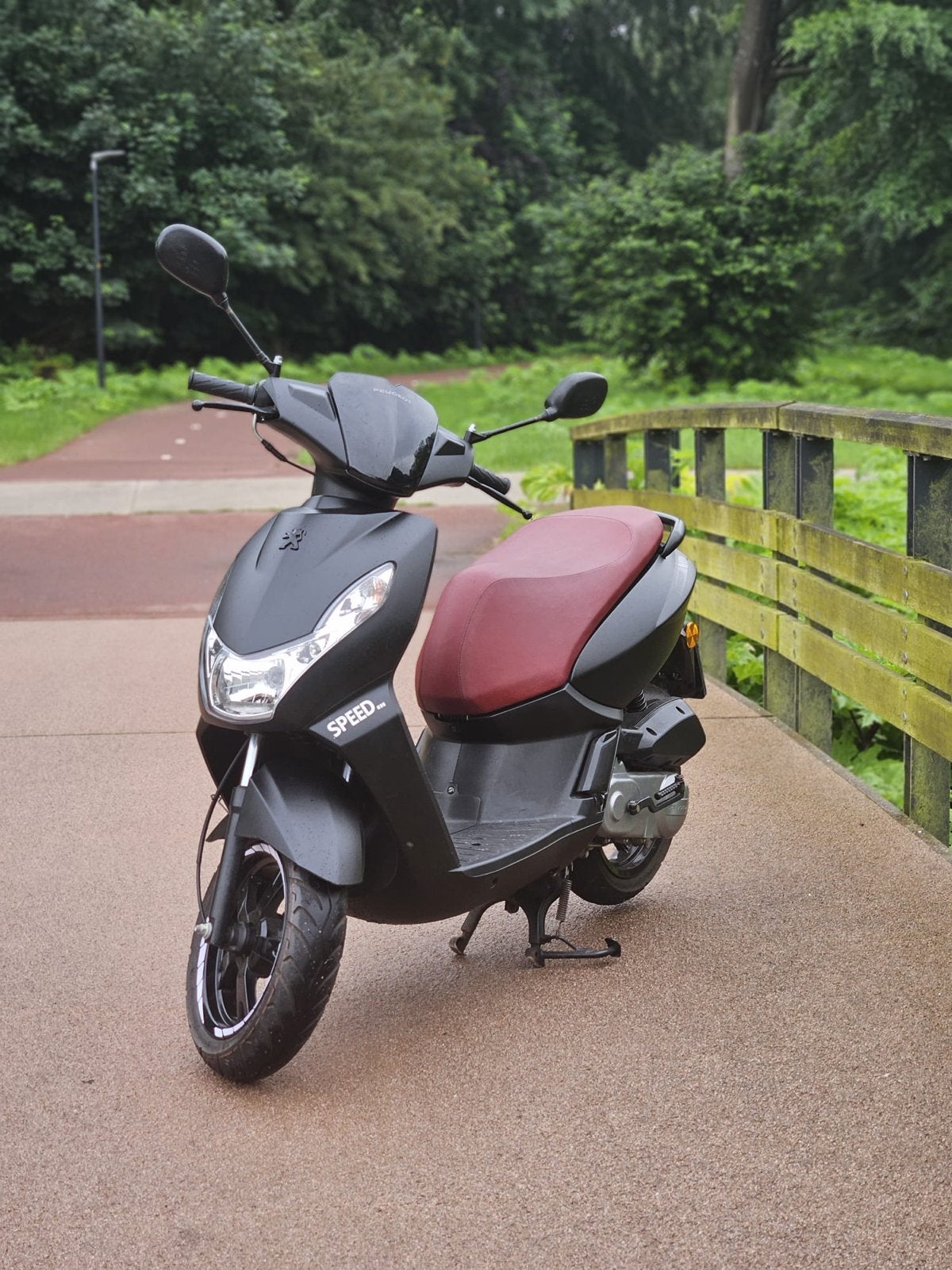 Peugeot Kisbee scooter 50cc 4 takt, Fietsen en Brommers, Scooters | Peugeot, Ophalen, Overige modellen, Zo goed als nieuw, Benzine