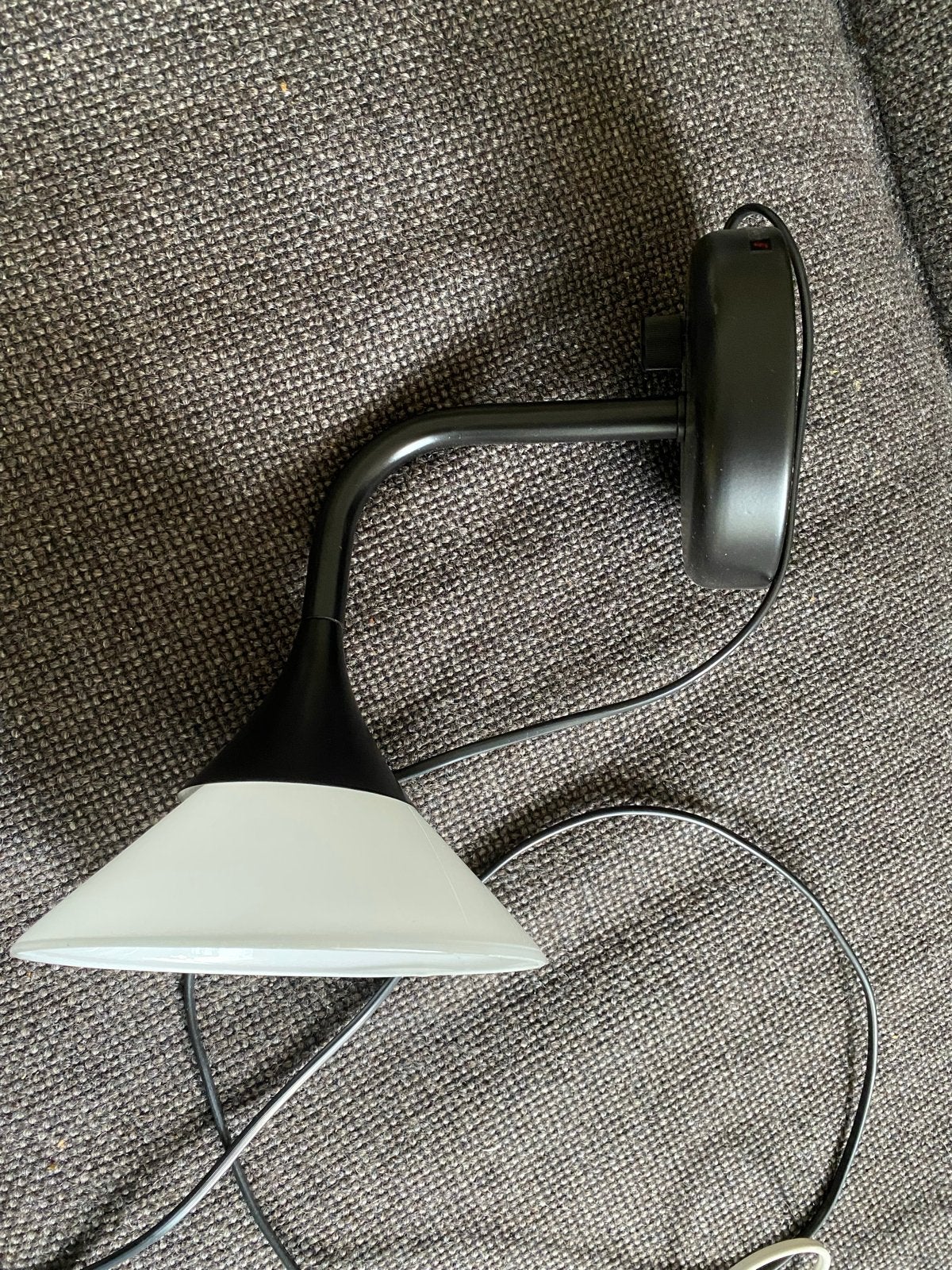 Zwarte wandlamp met witte glazen kap, Ophalen, Met snoer/stekker, Gebruikt, Zwart