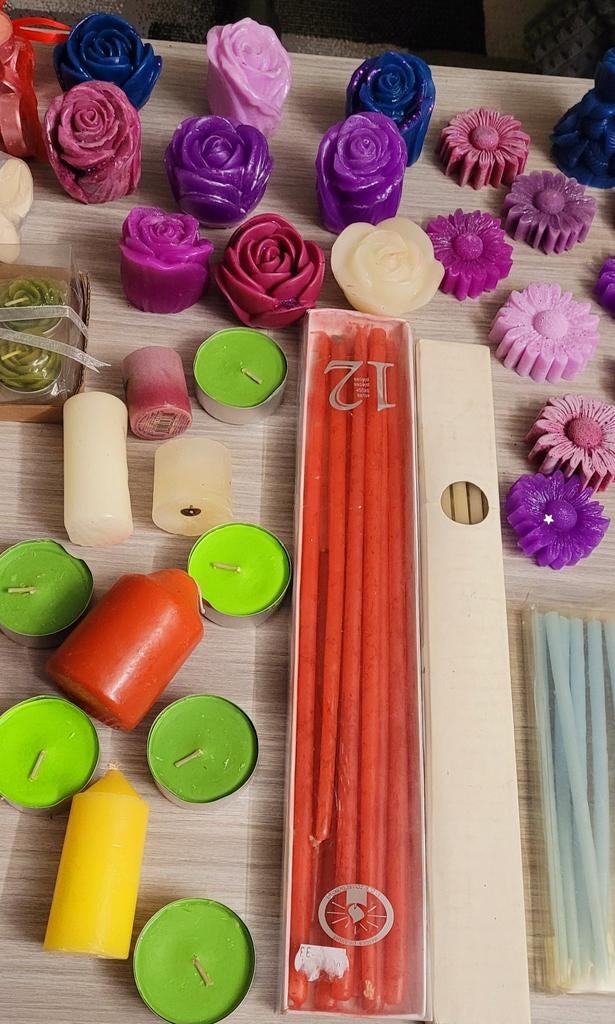 Grote partij kaarsen in verschillende vormen en kleuren, Huis en Inrichting, Woonaccessoires | Kandelaars en Kaarsen, Overige materialen