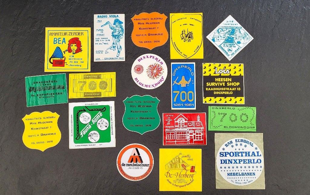 58 Stickers uit plaatsen in de Achterhoek, Ophalen of Verzenden, Zo goed als nieuw, Bedrijf of Vereniging