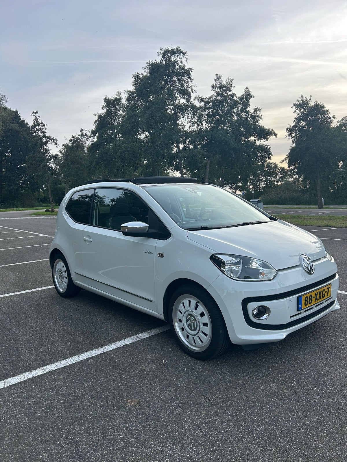 Volkswagen up! High UP! White! 1.0 2012 |PANO|, Auto's, Voorwielaandrijving, Dealer onderhouden, 840 kg, 4 stoelen