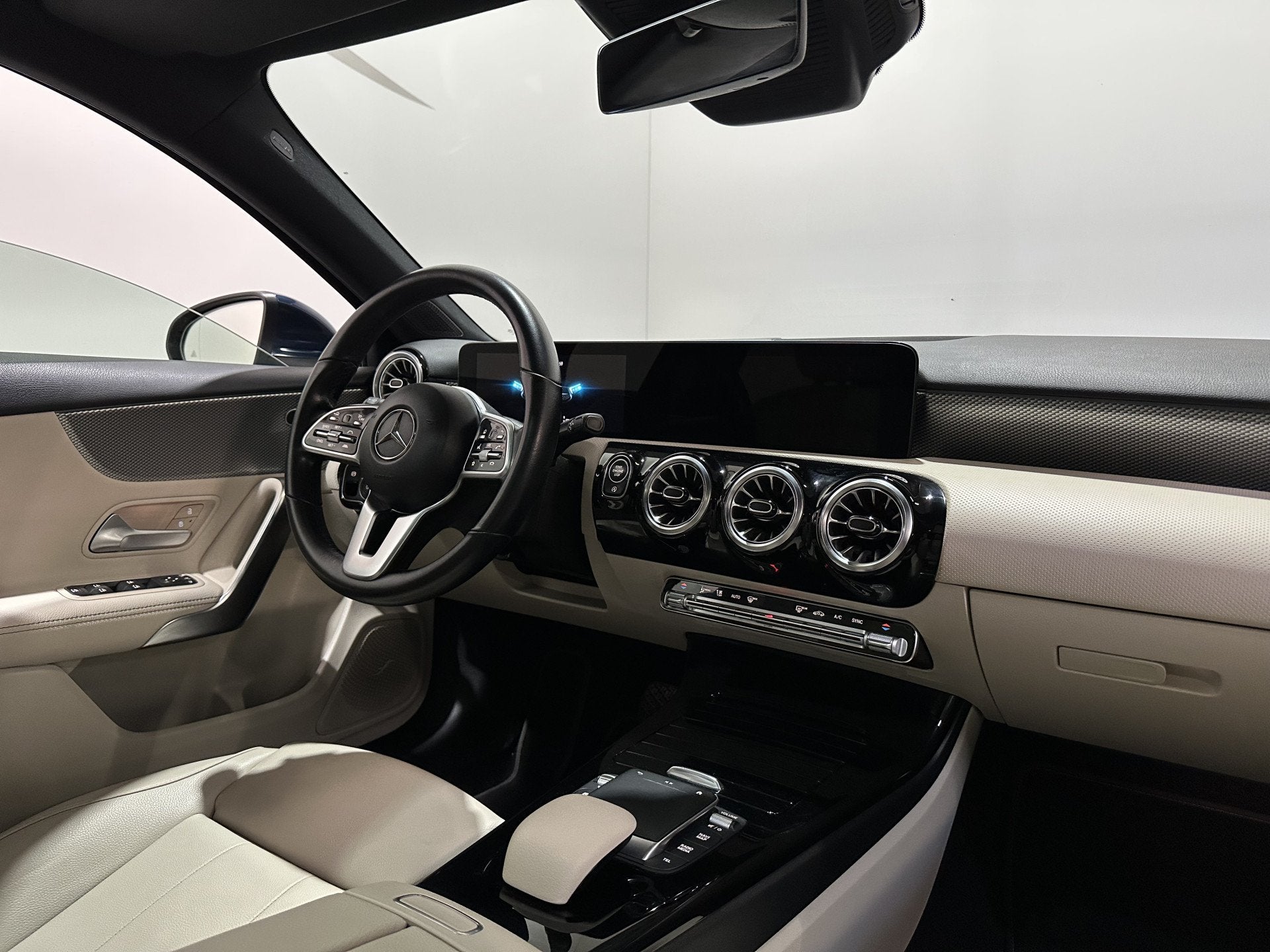 Mercedes-Benz A-Klasse 200 Luxury Line - Pano / Carplay / Ca, Auto's, Gebruikt, Euro 6, 4 cilinders, Blauw