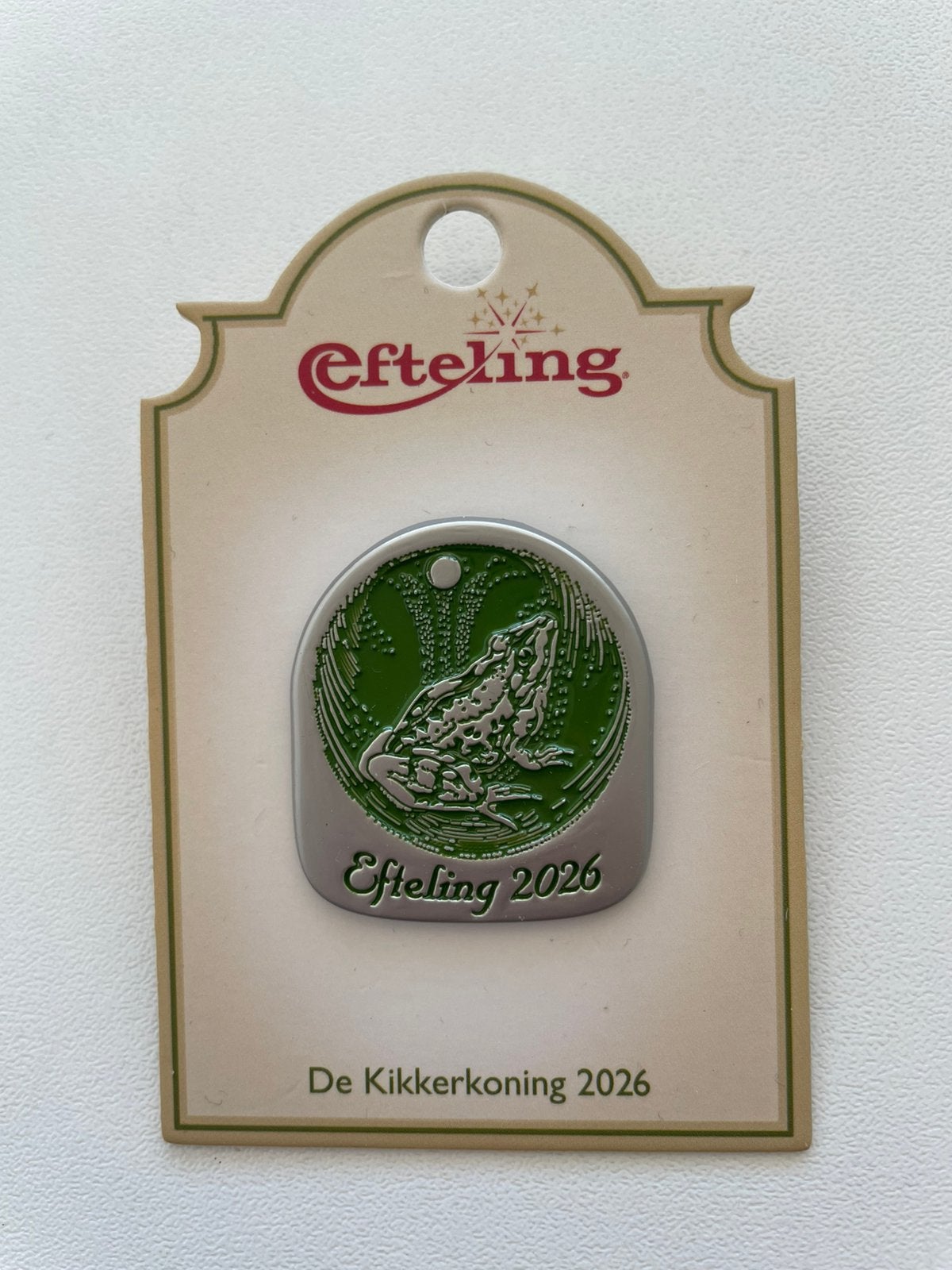Efteling pin 2026 De Kikkerkoning op kaartje EPP 496, Ophalen of Verzenden, Nieuw, Button of Speldje