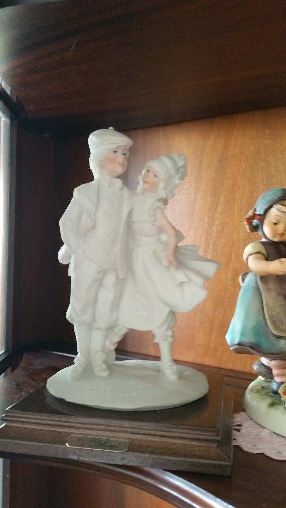 prachtig beeld van capodimonte gesigneerd A BEKARI, Antiek en Kunst, Ophalen of Verzenden