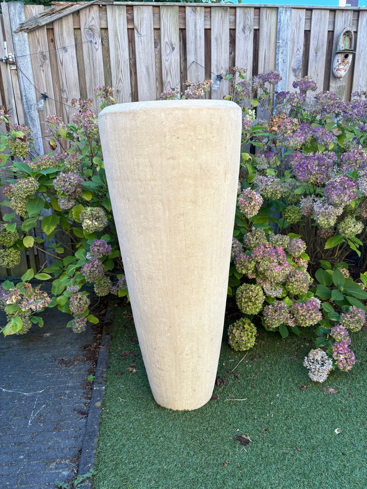 Grote beige bloempot van steen, Steen, Gebruikt, Binnen, Overige vormen