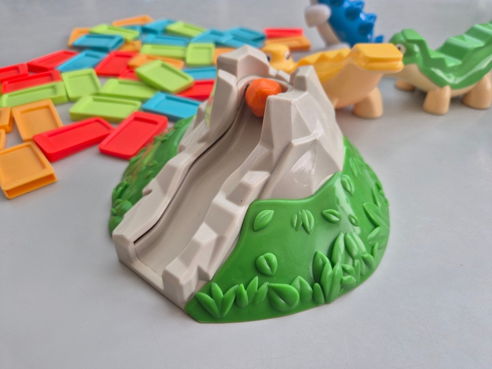 Dino domino met leuke en uitdagende dino-onderdelen!, Ophalen of Verzenden