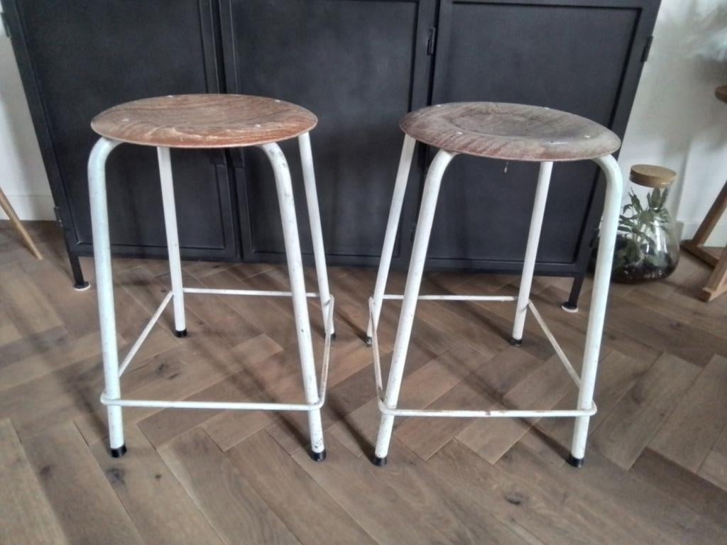 Vintage schoolkrukken (2), Huis en Inrichting, Barkrukken, Ophalen, Gebruikt, Met voetsteun, 60 tot 90 cm
