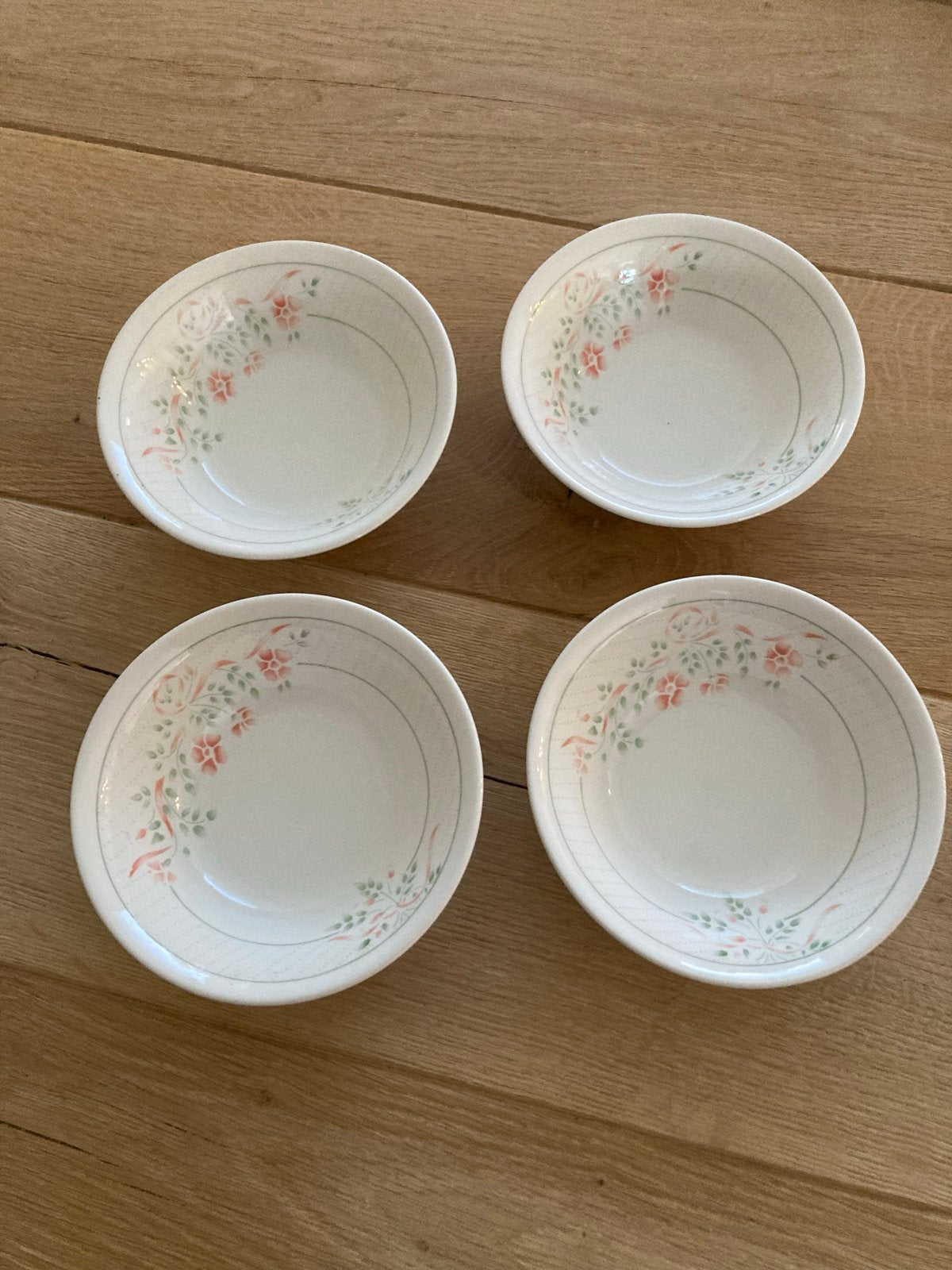 4 dessert/nestschaaltjes met bloemmotief, Keramiek, Ophalen of Verzenden, Zo goed als nieuw, Kom(men)