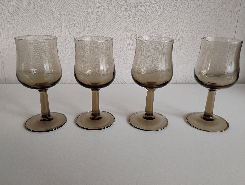 4 fume wijnglazen,rookglas uit de jaren 70 in goede staat, Glas of Glazen, Ophalen of Verzenden, Overige stijlen, Glas