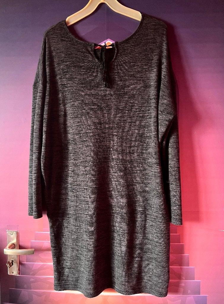 Donkergrijze jurk 44 van een soort van dunne wol stof 17,99€, Maat 42/44 (L), Ophalen of Verzenden, Knielengte, Grijs