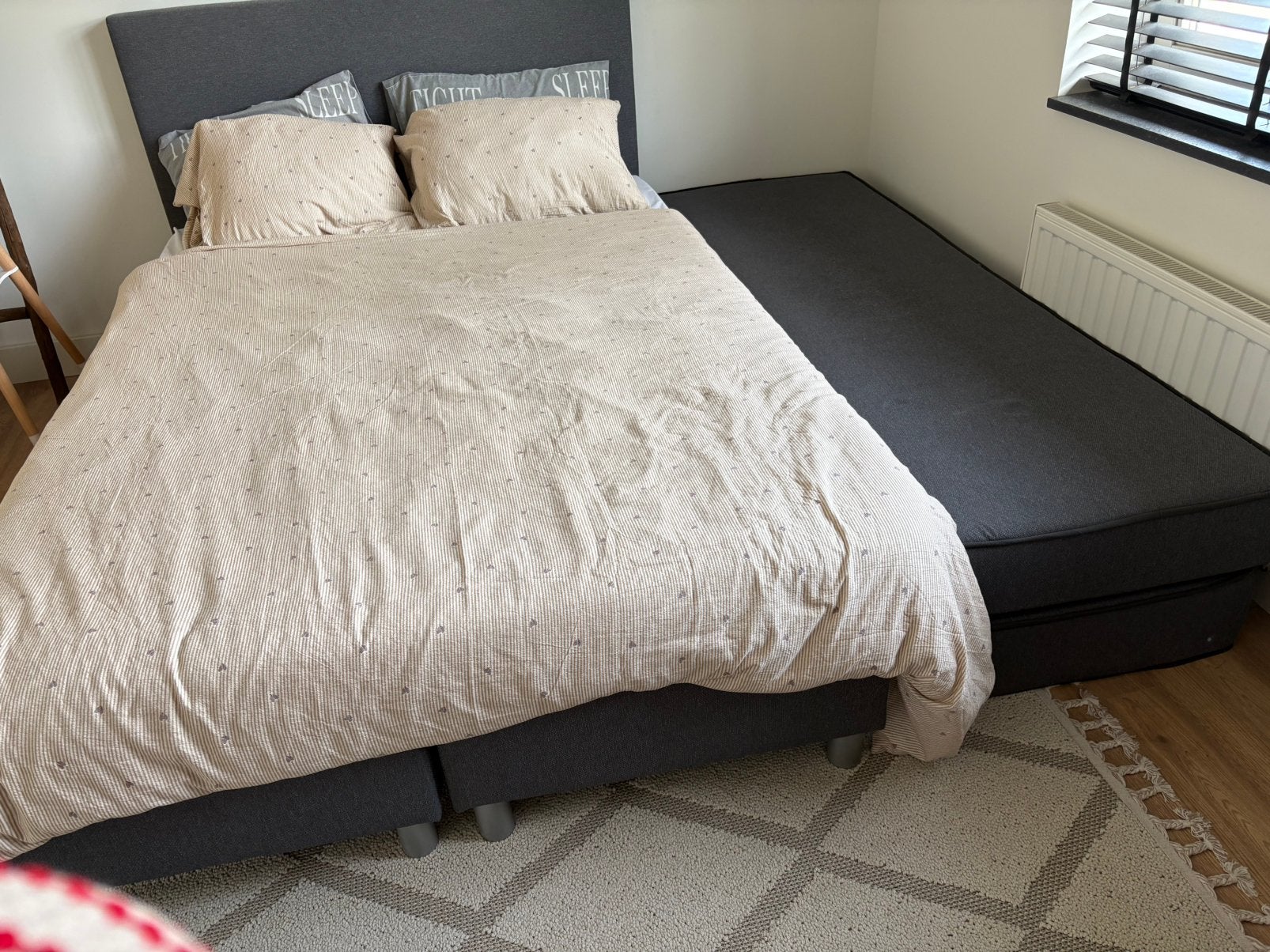 Lichtgrijze boxspring - 140x200 cm, Ophalen, Tweepersoons, 140 cm, Zo goed als nieuw