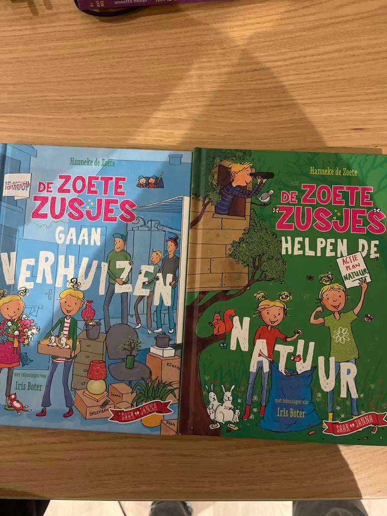 De Zoete Zusjes: Gaan Verhuizen & Helpen de Natuur (2 boeken, Ophalen of Verzenden, Zo goed als nieuw, Fictie algemeen