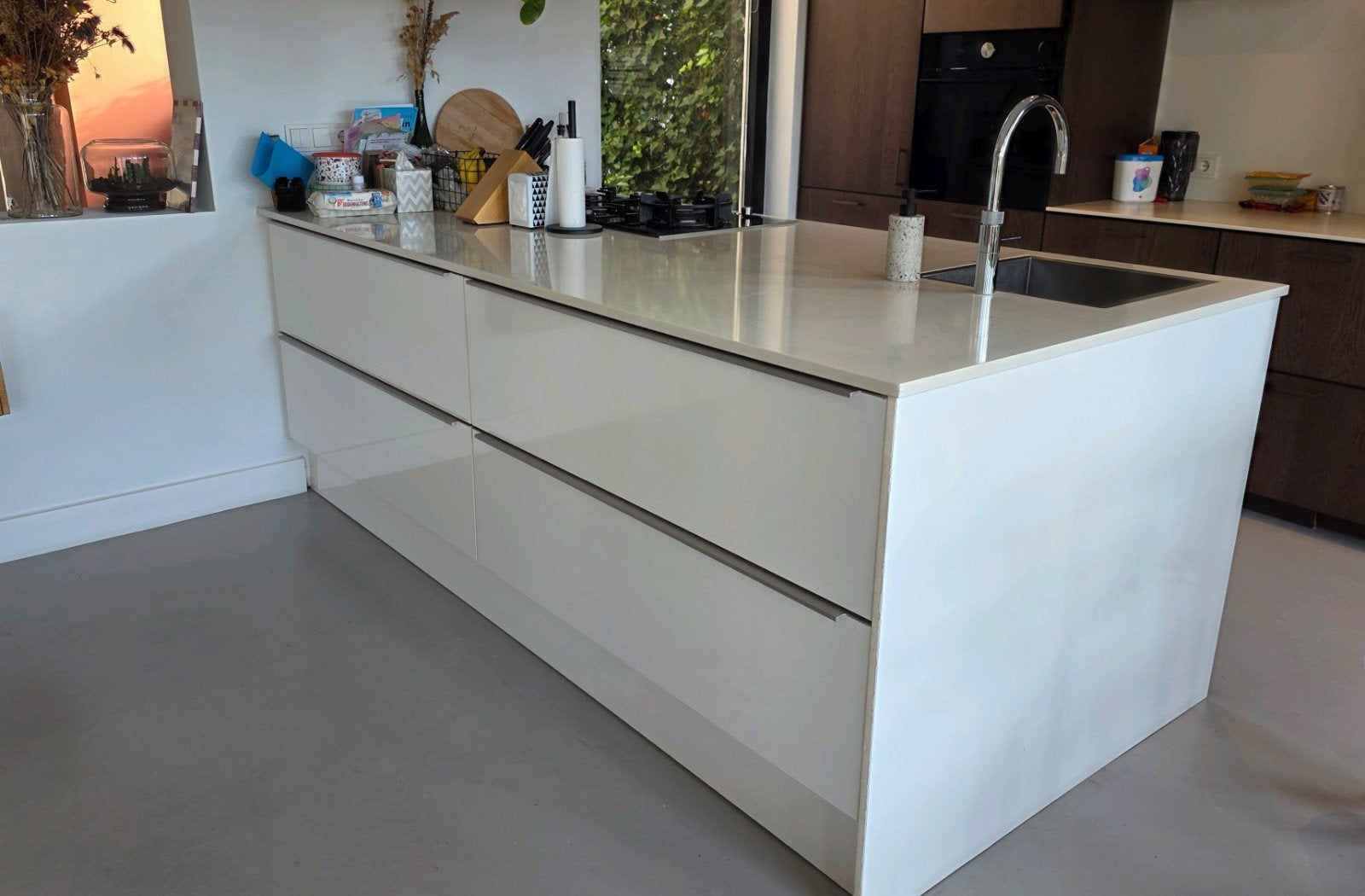 Hoogglans wit keukeneiland (2,5x1.2m) met apparatuur, Huis en Inrichting, Keuken | Complete keukens, Ophalen, Gebruikt, Wit, Overige typen