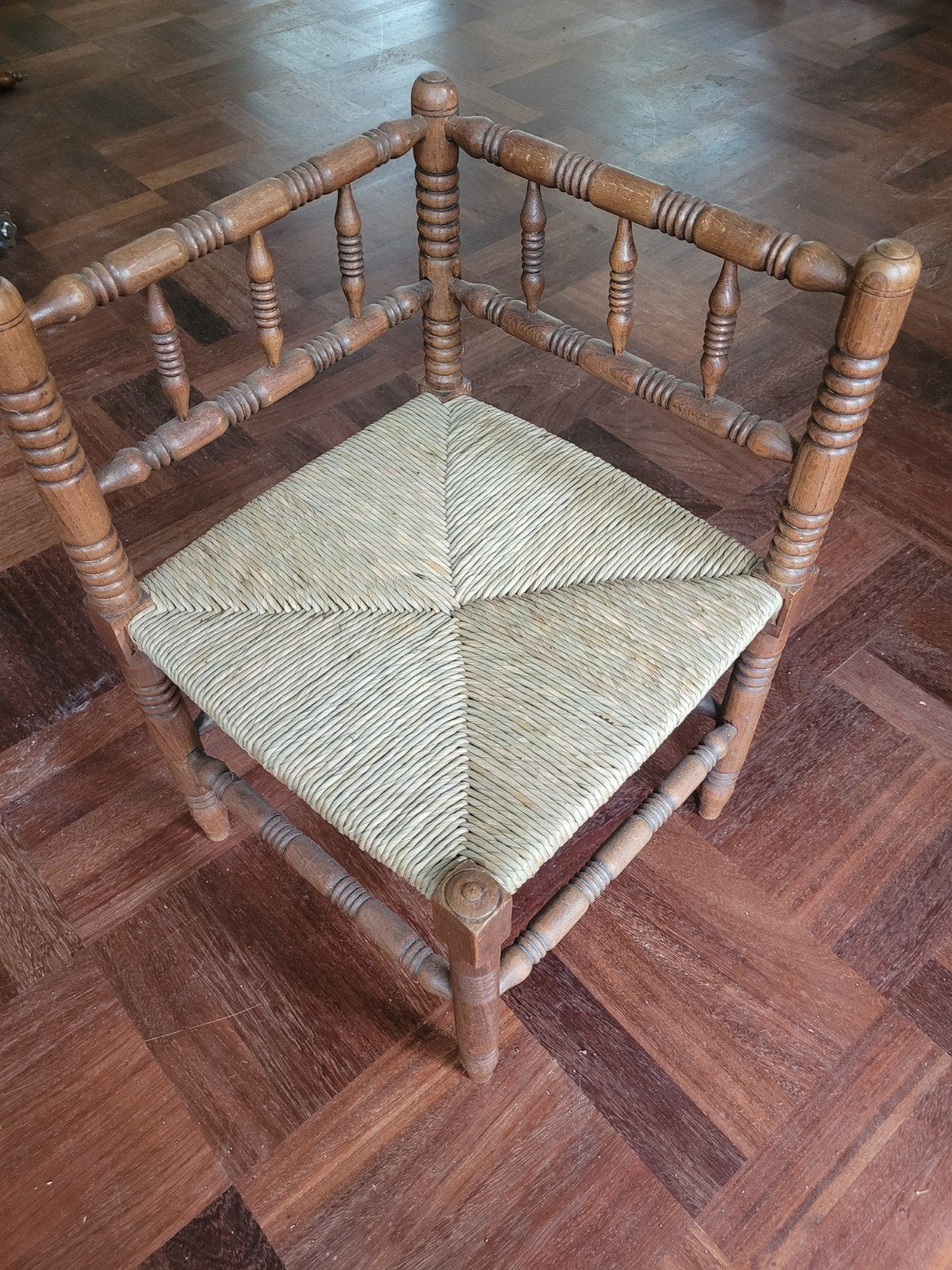 Antieke stoel biezen zitting riet antiek stoeltje rieten oud, Antiek en Kunst, Antiek | Meubels | Stoelen en Banken, Ophalen
