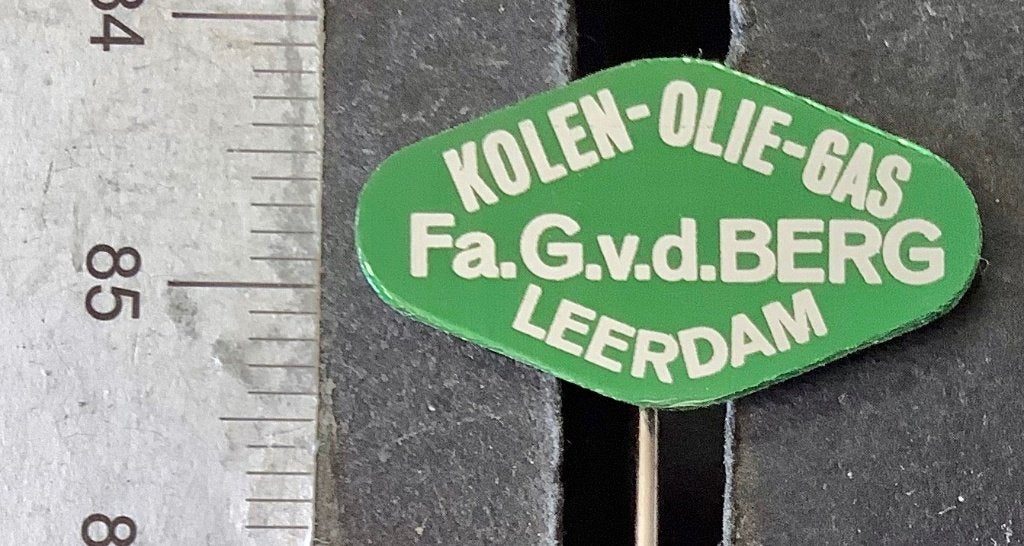 speld, Leerdam, Fa. G.v.d. Berg, kolen-olie-gas (AW, Verzamelen, Ophalen of Verzenden, Gebruikt, Overige onderwerpen, Speldje of Pin
