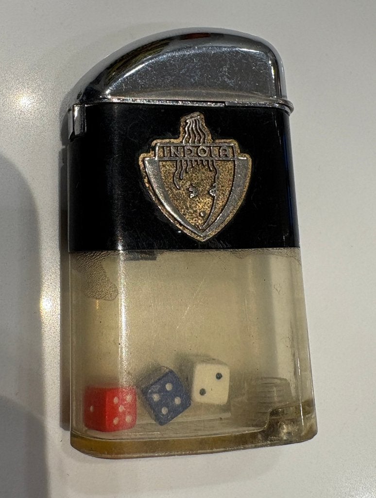 Pevebe aansteker met gokspel, Verzamelen, Rookartikelen, Aanstekers en Luciferdoosjes, Ophalen of Verzenden, Gebruikt, Aansteker
