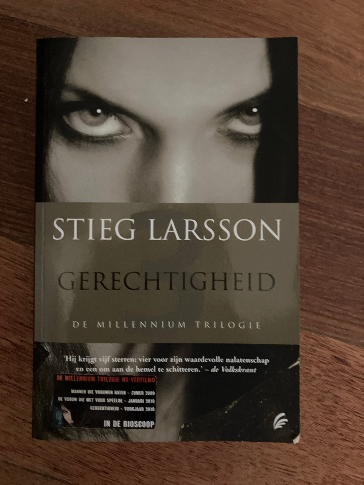 Stieg Larsson - Gerechtigheid, Scandinavië, Ophalen of Verzenden, Zo goed als nieuw, Stieg Larsson