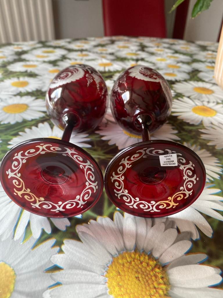 2 rode wijnglazen met decoratie, Antiek en Kunst, Antiek | Glas en Kristal, Ophalen of Verzenden