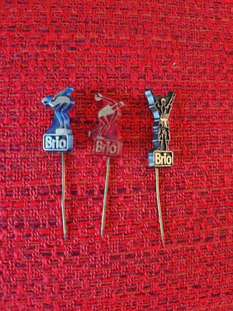 Drie speldjes van Brio Braadboter, Verzamelen, Ophalen of Verzenden, Gebruikt, Overige onderwerpen, Button