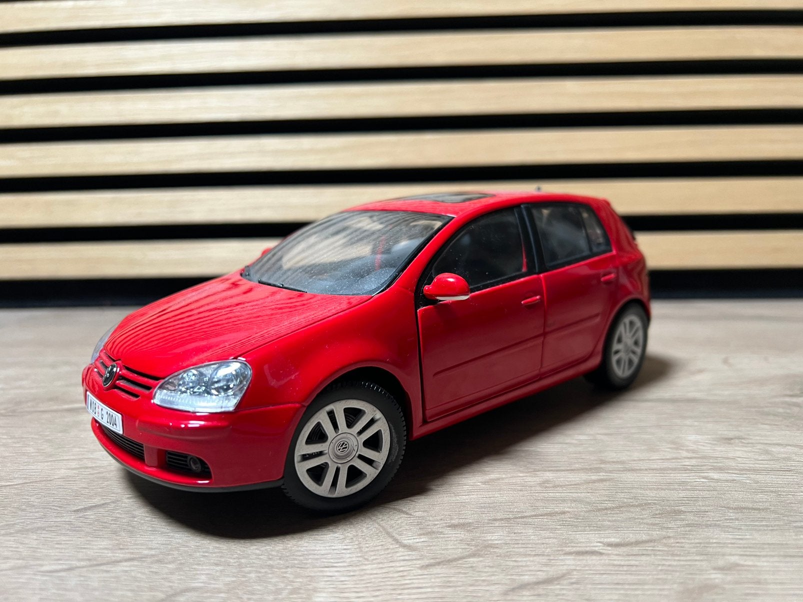 Volkswagen Golf 5 1:18 Burago, Ophalen, Zo goed als nieuw, Motor, Maisto