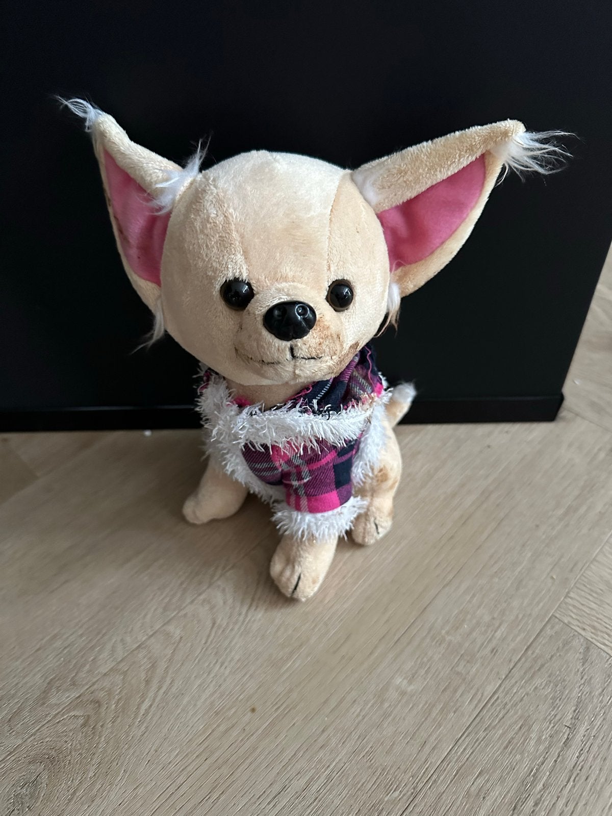 Leuke Chihuahua knuffel met geruit jasje, Kinderen en Baby's, Speelgoed | Knuffels en Pluche, Zo goed als nieuw, Met kleding of accessoire