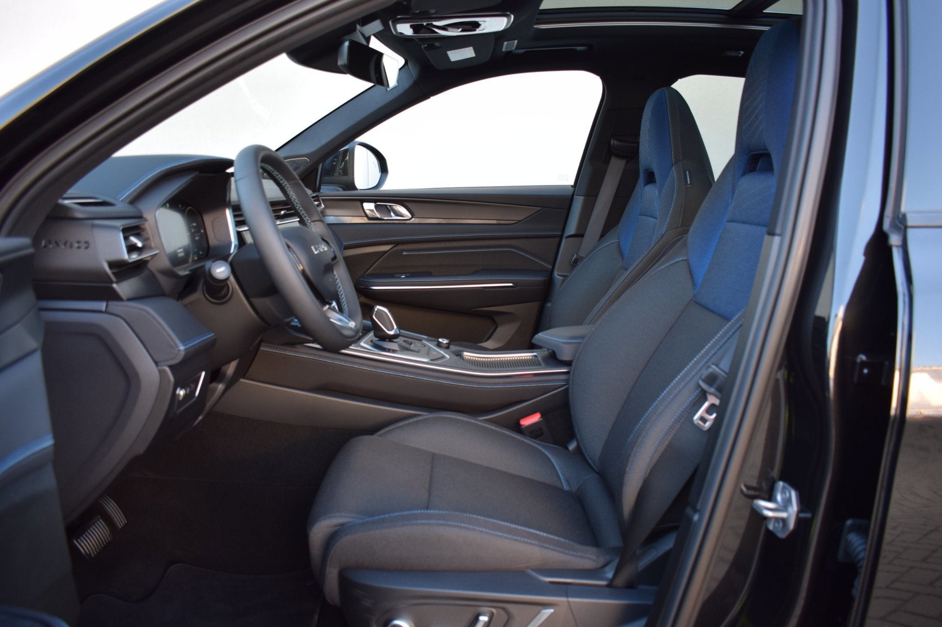 Lynk & Co 01 1.5 PHEV Black-edition ZWARTE HEMEL / VIRTUAL /, Auto's, Dealer onderhouden, Euro 6, Zwart, Bedrijf