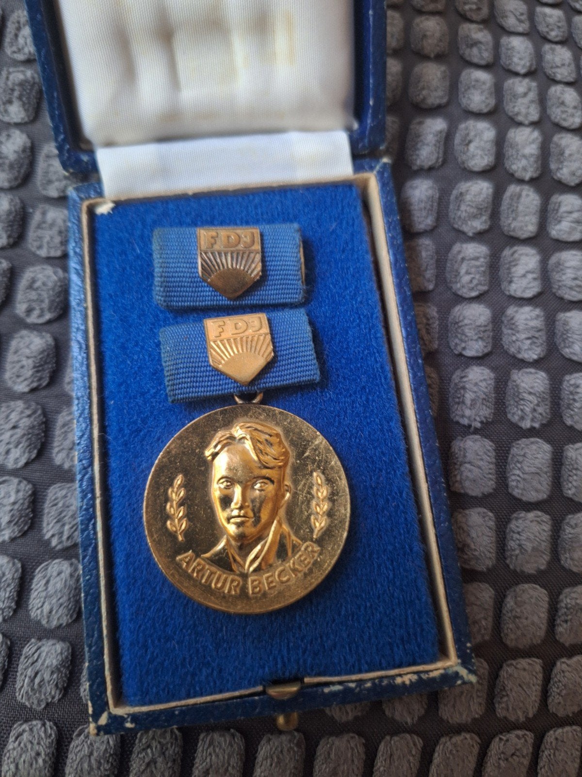 DDR hoogste FdJ medaille Artur Becker goud., Ophalen of Verzenden, Landmacht, Duitsland, Lintje, Medaille of Wings