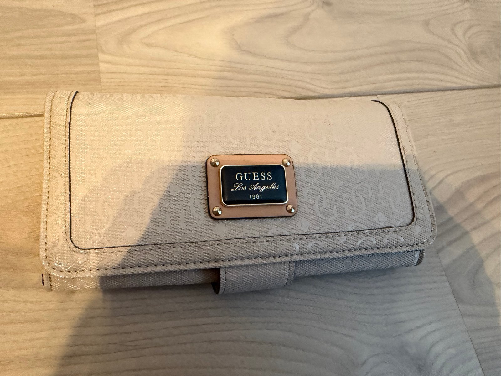 Guess portemonnee beige, met zebraprint binnenkant. 9 /20cm, Ophalen of Verzenden, Zo goed als nieuw, Leer, Guess