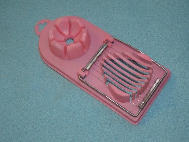 Vintage roze plastic eiersnijder voor plakjes en partjes, Antiek en Kunst, Ophalen of Verzenden