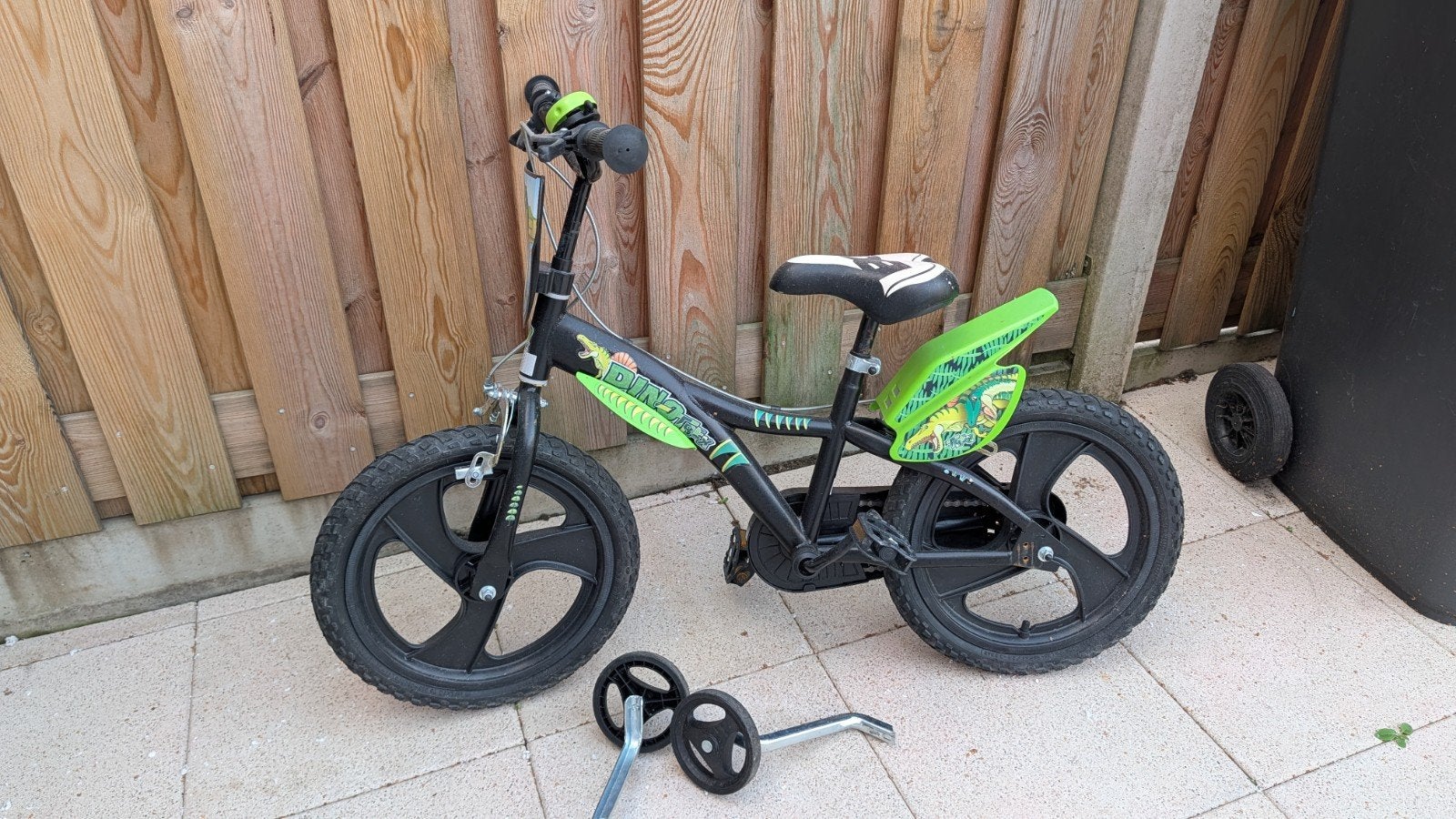 Kinderfiets 16 inch met zijwieltjes - Dino thema, Ophalen, Zijwieltjes, Velgrem, 16 tot 20 inch