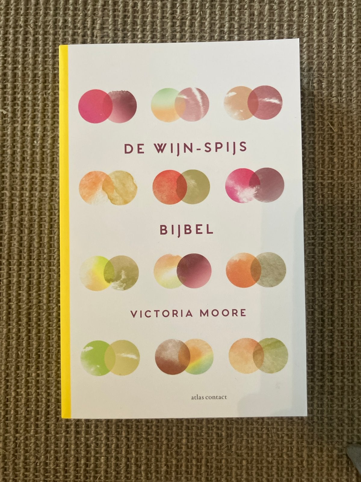 De Wijn-Spijs Bijbel - Victoria Moore, Ophalen of Verzenden, Zo goed als nieuw