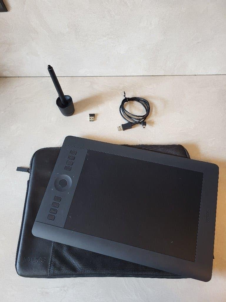 Wacom Intuos Pro (tekentablet), Computers en Software, Tekentablets, Ophalen, Zo goed als nieuw, Draadloos, Wacom