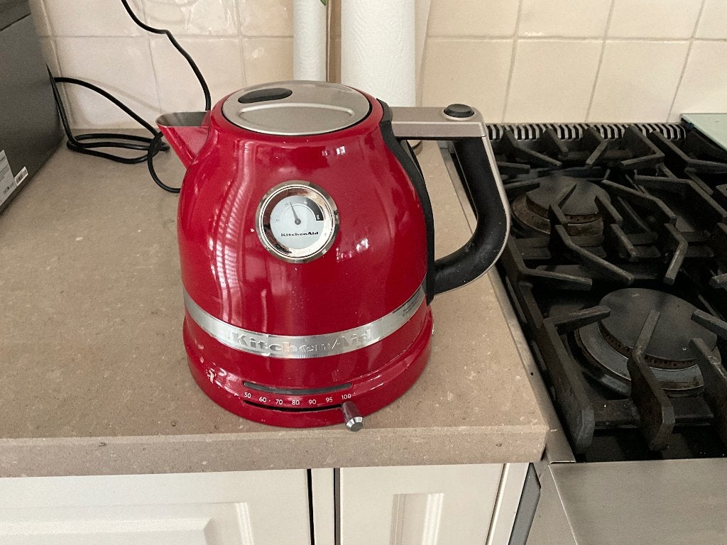 Kitchen-aid waterkoker wijnrood- met temperatuur regeling, Witgoed en Apparatuur, Waterkokers, 1 tot 2 liter, Ophalen, Gebruikt