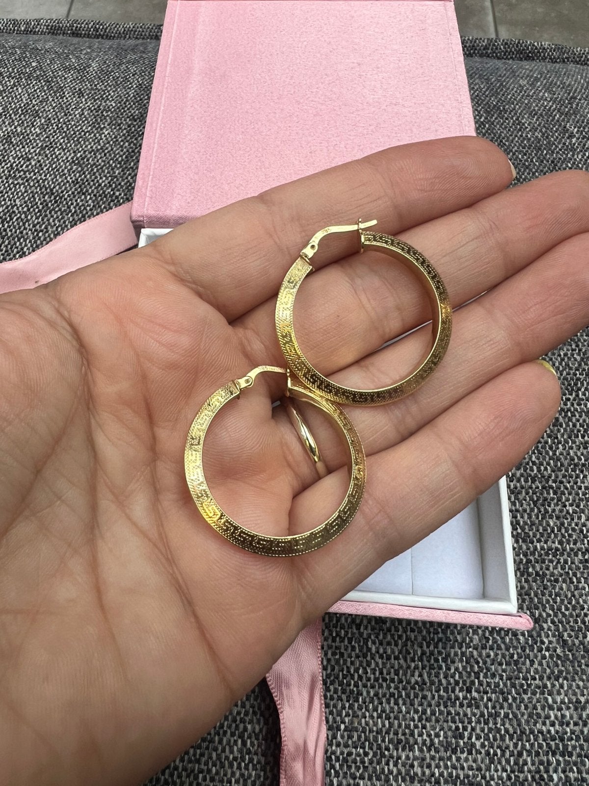 VERSACE MOTIEF 14 KARAAT GOUD 585 GOUDEN OORBELLEN OORRINGEN, Hangers, Ophalen of Verzenden, Zo goed als nieuw, Goud