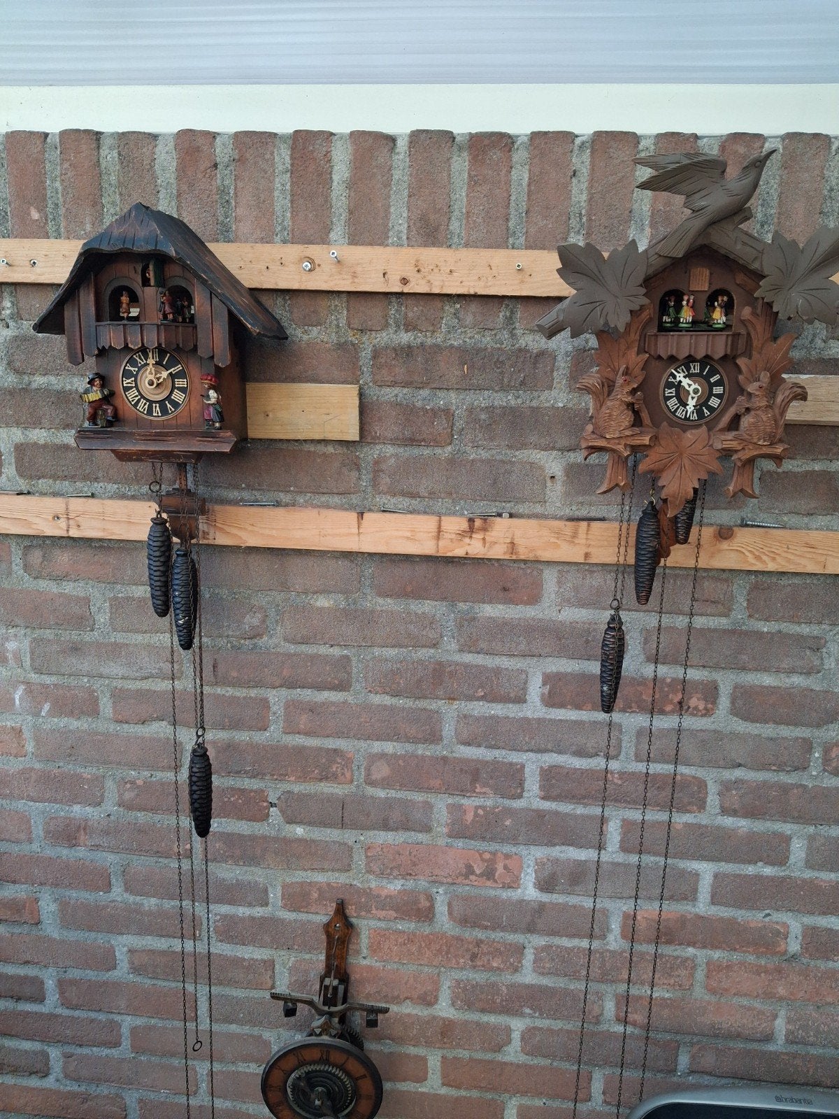 2 koekoeksklokken met speeldoos, Ophalen