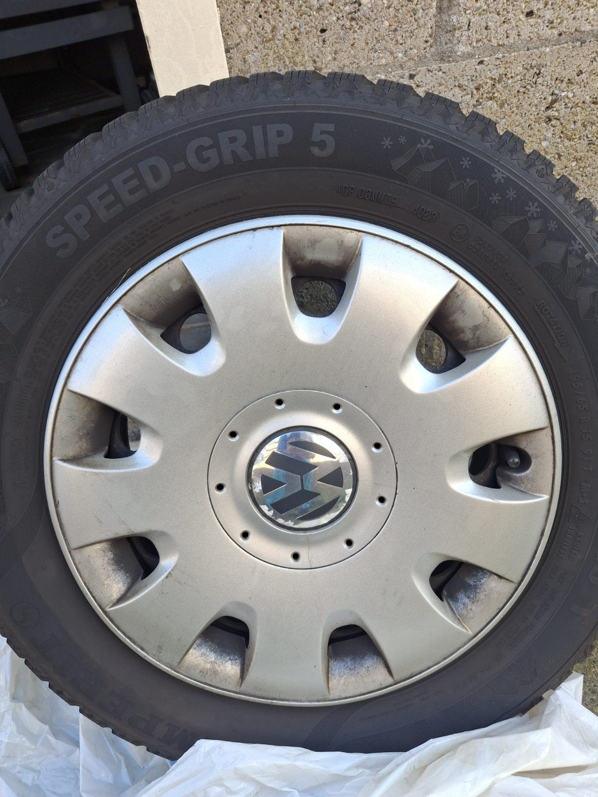 Semperit Winterbanden 195/65 R15 met VW sierdop, Auto-onderdelen, Ophalen, Gebruikt, 15 inch, Banden en Velgen