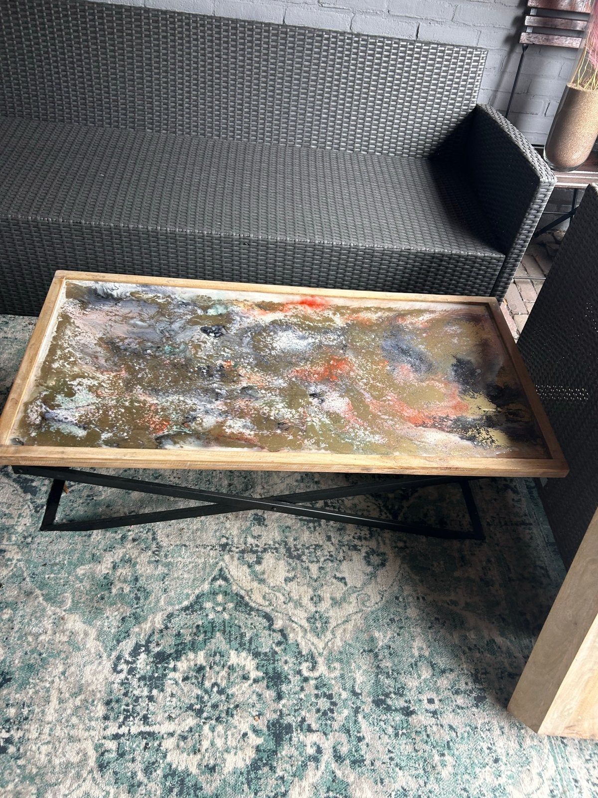 Unieke salontafel met epoxy kunstblad en 2 dienbladen., Huis en Inrichting, Tafels | Salontafels, Ophalen, Gebruikt, 100 tot 150 cm
