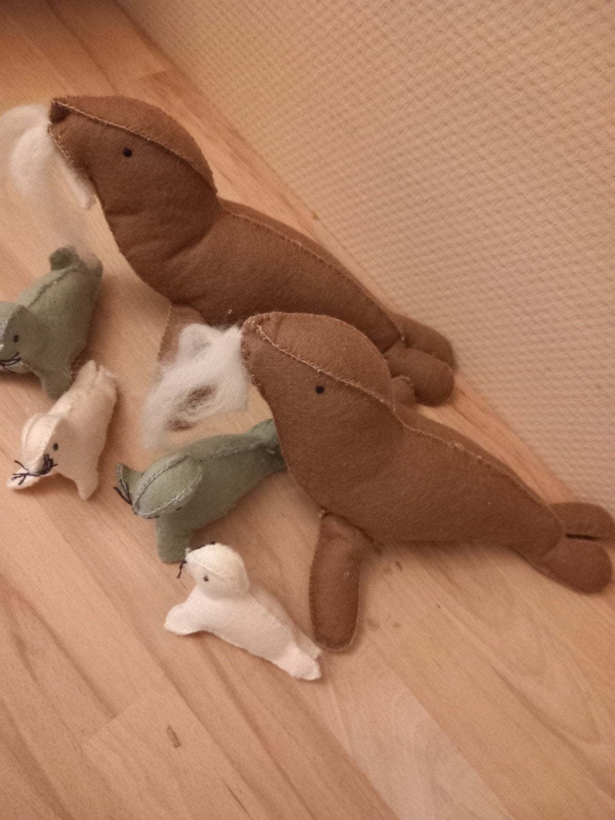 Wolvilt walrussen en zeehondjes voor seizoenstafel, Hobby en Vrije tijd, Vilt, Ophalen of Verzenden, Gebruikt, Figuurtje(s), Wolvilt