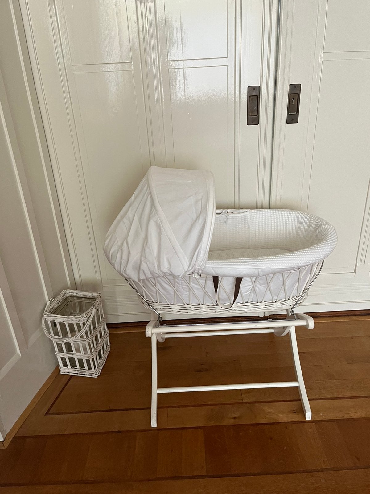 Complete mooie rieten wieg met witte bekleding en matrasje, Kinderen en Baby's, Babywiegjes en Ledikanten, Ophalen, Zo goed als nieuw