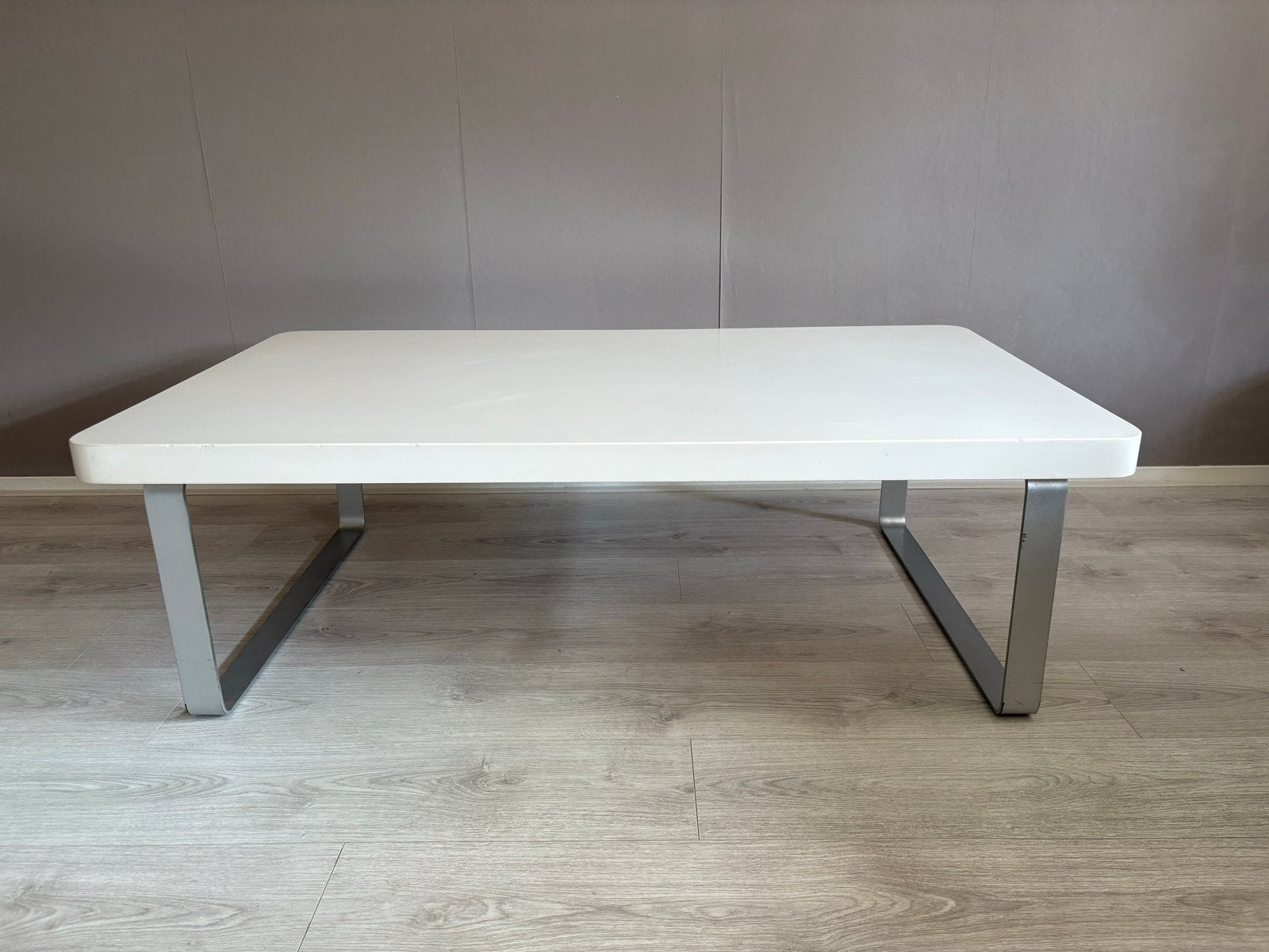 Moderne salontafel met wit blad en metalen onderstel, Ophalen, Gebruikt, 100 tot 150 cm, 50 tot 100 cm