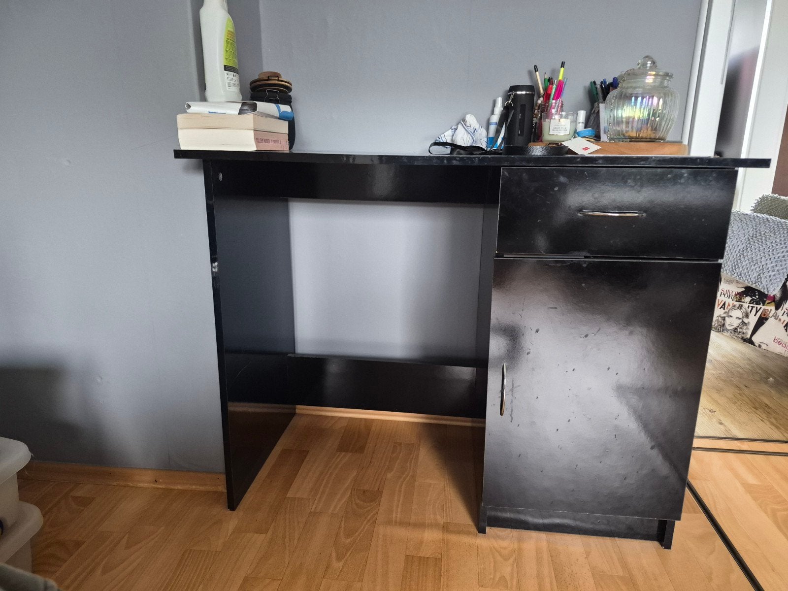 Mooi zwart glans bureau te koop, Ophalen, Met lades, Zo goed als nieuw, Zwart