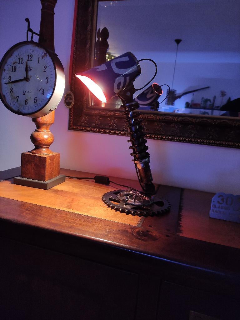 KONI Suzuki schemerlamp Mancave Steampunk Scrap Metal Art., Antiek en Kunst, Ophalen of Verzenden