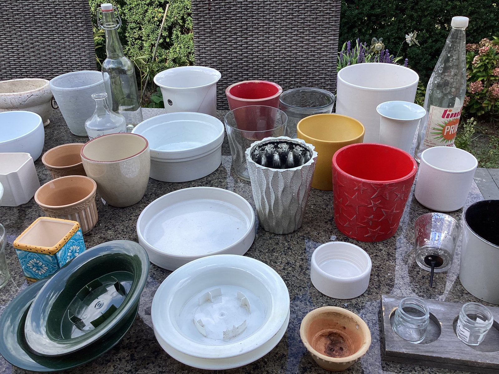 Bloempotten schalen flessen,rieten manden,,bloemgieter enz, Overige materialen, Rond, Ophalen of Verzenden, Zo goed als nieuw