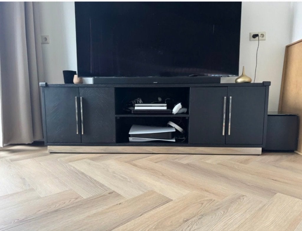 Foto 2 van Zwart TV-meubel met opbergruimte en metalen accenten