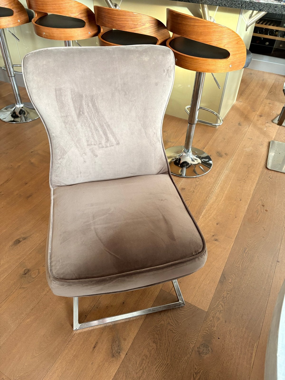 Foto 2 van Zware Eikenhouten Eettafel - Rond (Ø 130 cm)