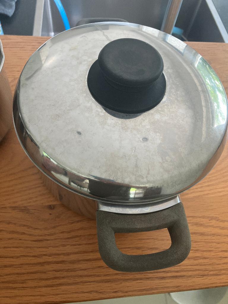 pannen 3x - tesamen 10 euro, Huis en Inrichting, Ophalen of Verzenden, Gebruikt, Rvs, Pannenset